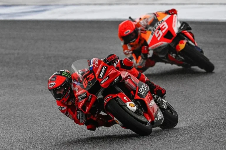Pecco Bagnaia memacu Ducati di MotoGP Jepang 2025, diikuti Marc Marquez.