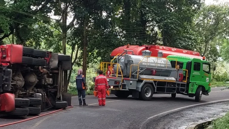Truk tangki Pertamina terguling di jalan tol, petugas berupaya evakuasi, menyebabkan kemacetan.