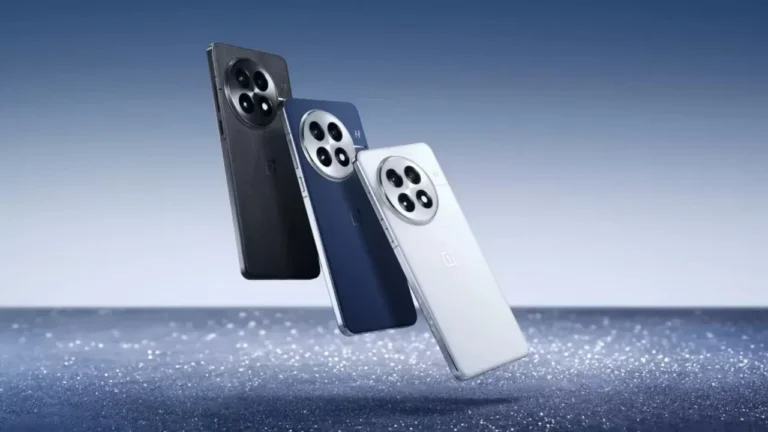 Tiga ponsel OnePlus 15 warna hitam, biru, dan putih menampilkan modul kamera belakang.