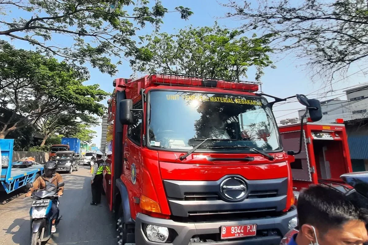 Pabrik di Serpong Utara Ludes Dilalap Api! 20 Mobil Damkar Turun Tangan, Bahan Kimia Jadi Tantangan Utama?