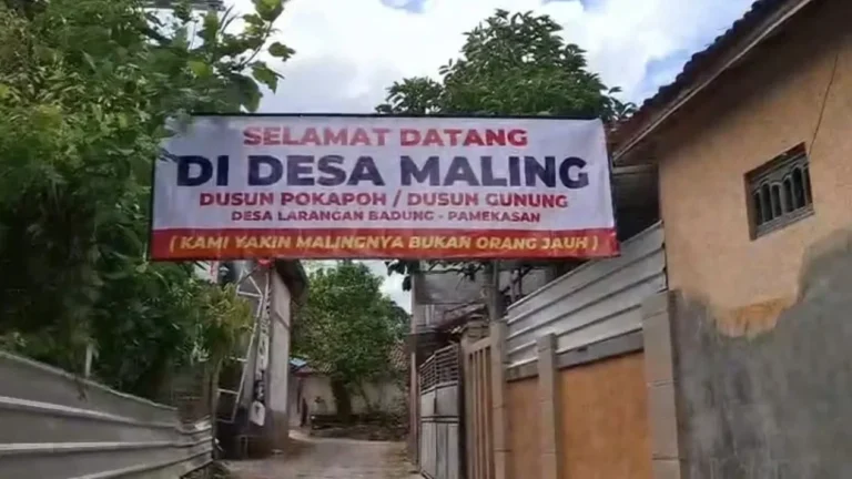 Spanduk "Selamat Datang di Desa Maling" terpasang di jalan dusun.