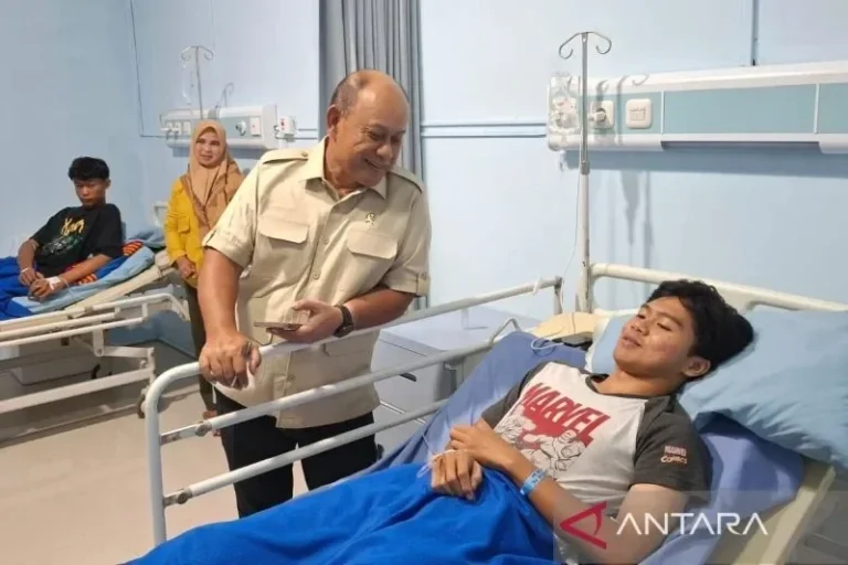 Pejabat mengunjungi pasien di rumah sakit, diduga terkait keracunan makanan.