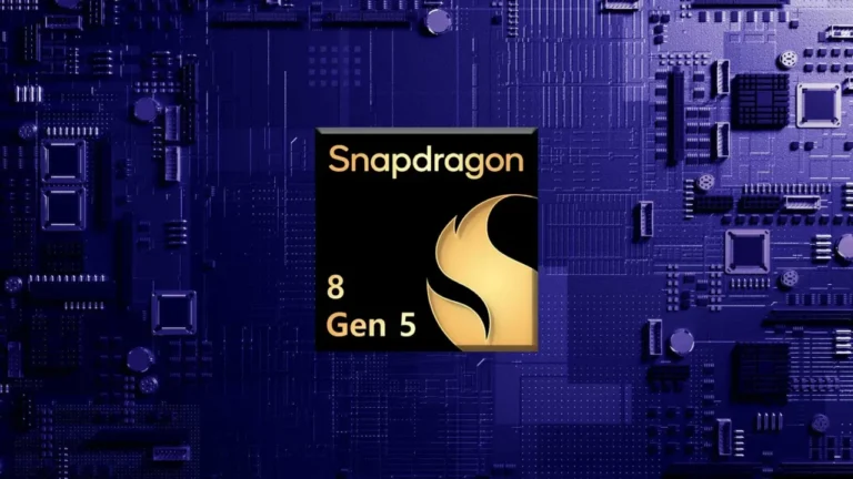 Logo Snapdragon 8 Gen 5 di atas papan sirkuit berwarna biru.