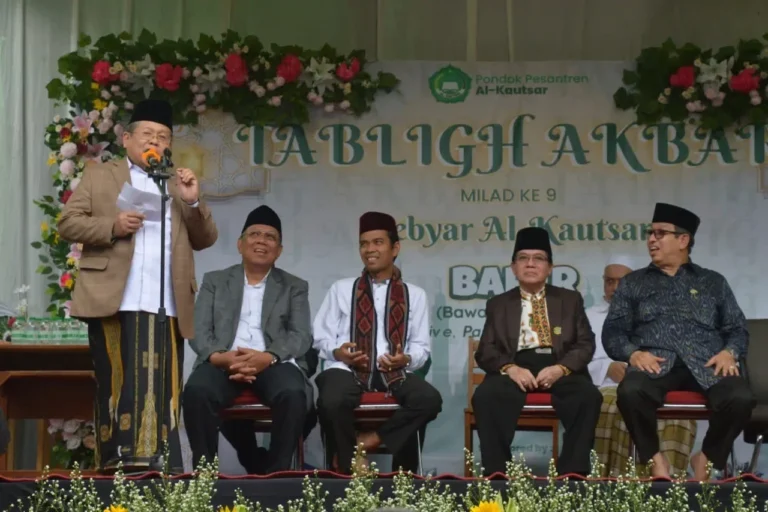 Ustadz Abdul Somad dan Wali Kota Tangsel hadiri Maulid Nabi di Masjid Raya.