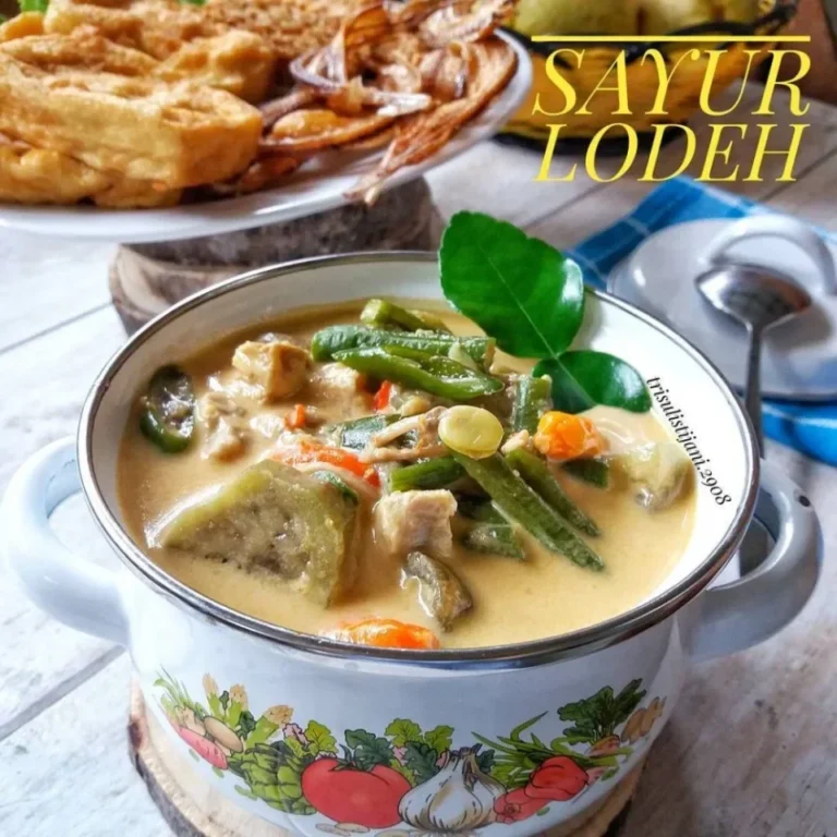 Semangkuk sayur lodeh dengan berbagai sayuran dan kuah santan yang menggugah selera.