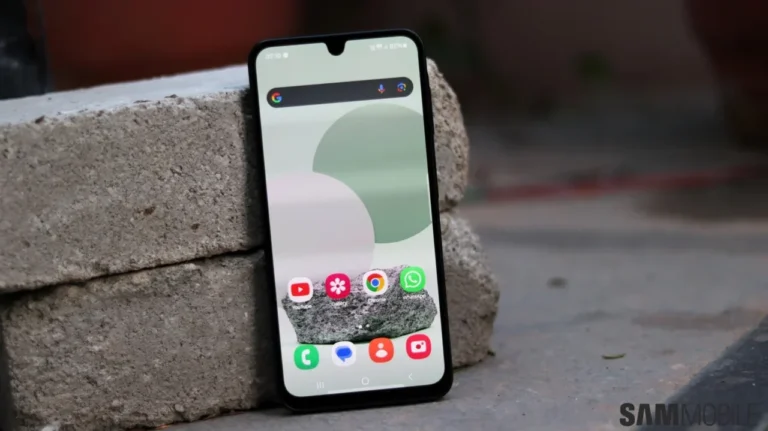 Tampilan Samsung Galaxy A17 4G dengan layar menyala dan beberapa aplikasi.