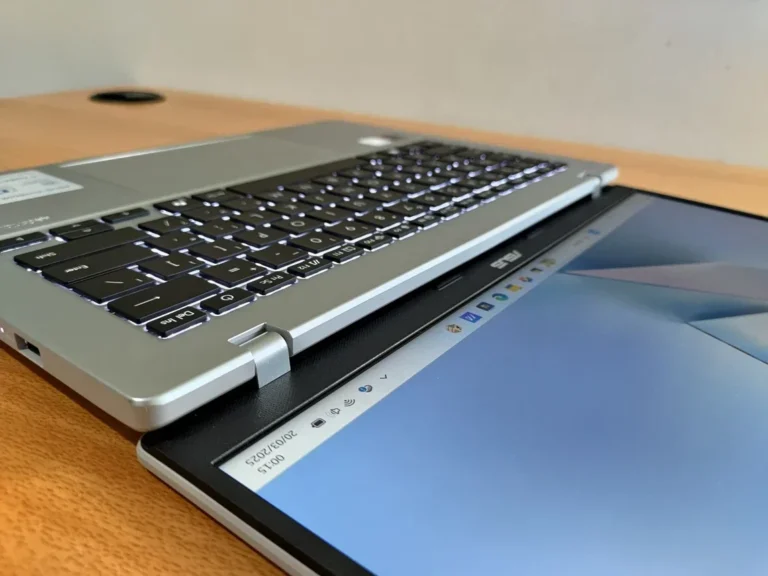 Laptop ASUS Vivobook 14 (A1407QA), opsi Copilot+ PC terjangkau.