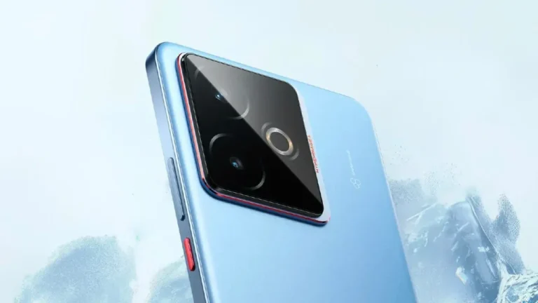 Detail kamera belakang Realme GT 8 Pro berwarna biru muda, desain premium.