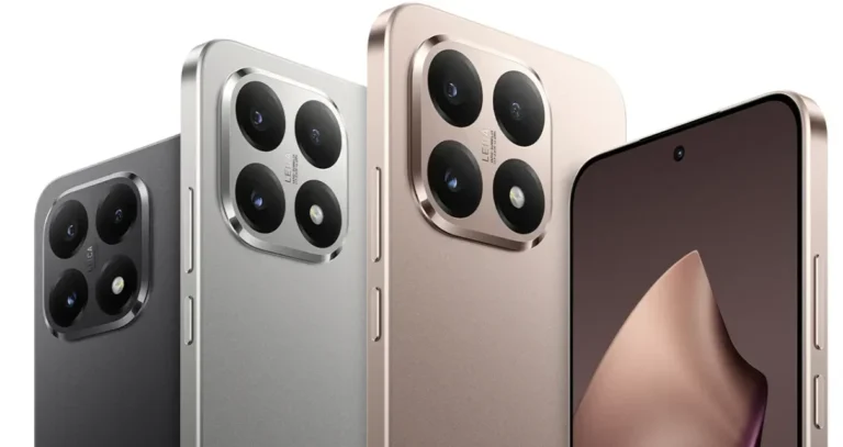 Desain kamera belakang smartphone dengan empat lensa, menampilkan warna abu-abu, silver dan rose gold.