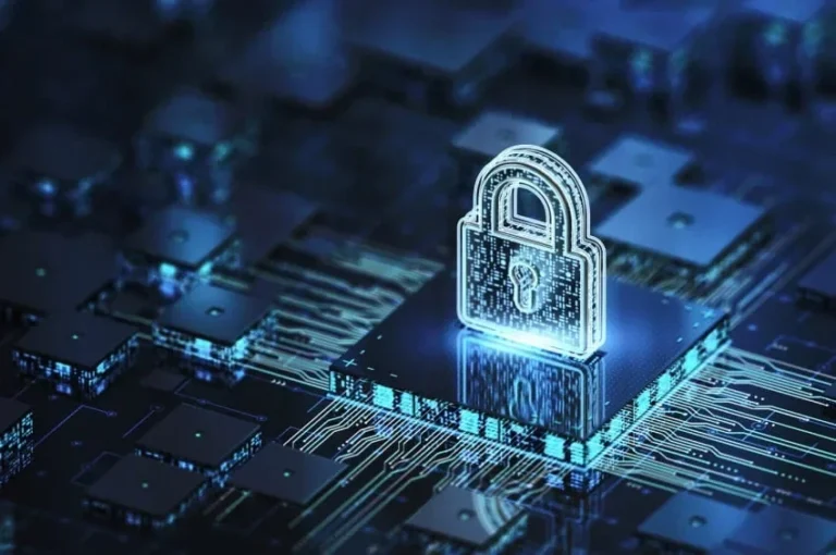 Ilustrasi keamanan digital: Gembok bercahaya di atas chip komputer biru.