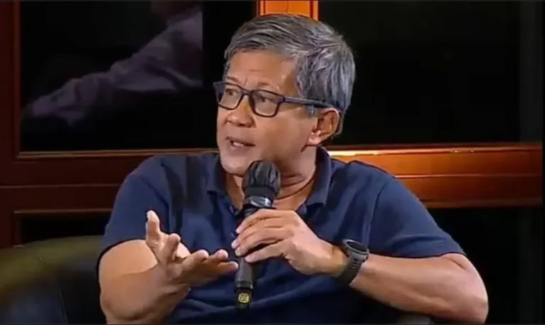 Rocky Gerung berbicara dengan mikrofon, mengkritik penggunaan strobo dan sirene.