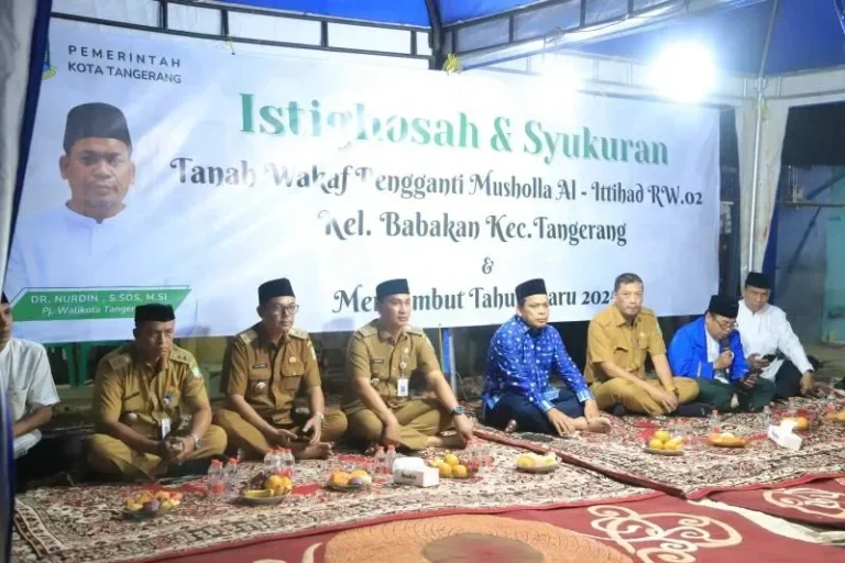 Pejabat Pemkab Tangerang mengikuti istigasah dan syukuran di Babakan Tangerang.