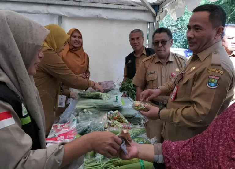 Warga antusias berbelanja sayuran murah di Gerakan Pangan Murah Pemkab Tangerang.