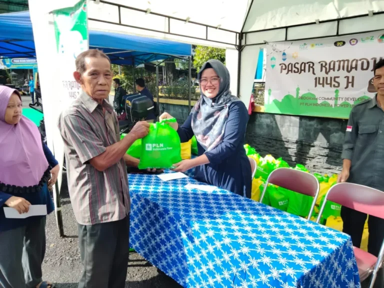 Warga Solear menerima paket sembako gratis dalam acara bakti sosial di Voulenter Park.