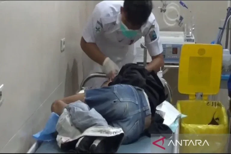 Pencuri motor dirawat di RS Mitra Keluarga usai diamuk massa di Tangerang.