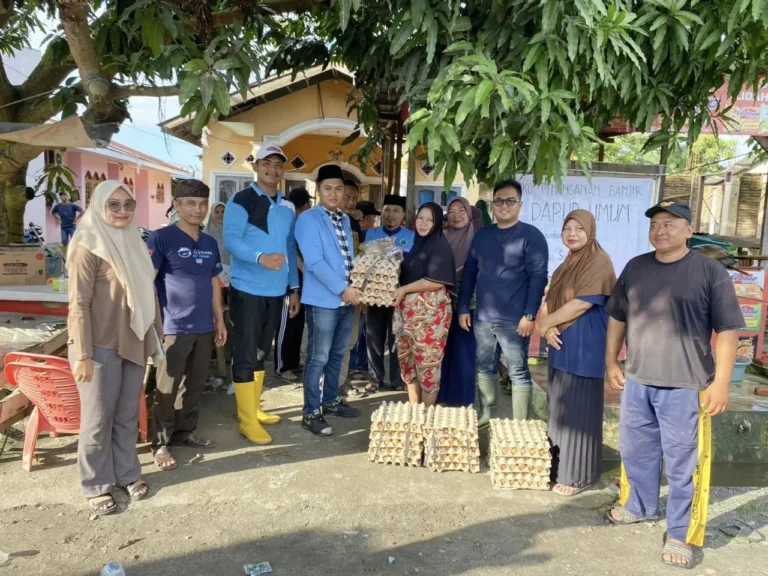 Lurah Pondok Betung dan jajaran menyalurkan bantuan sembako kepada warga terdampak banjir.
