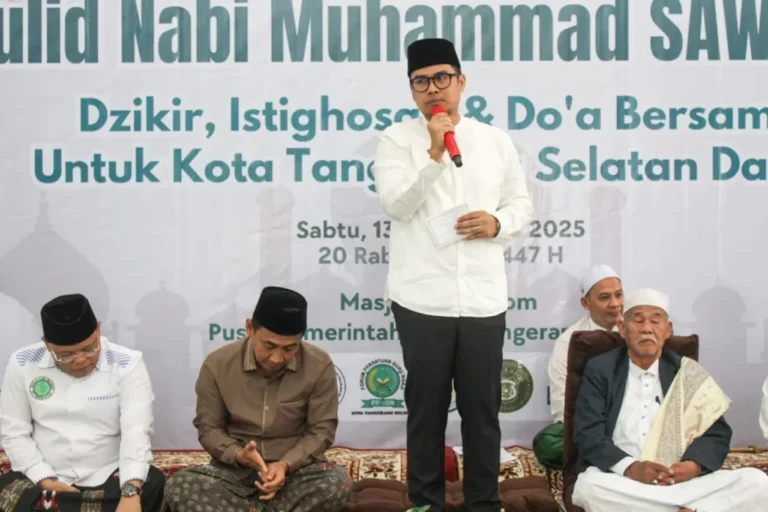 Wakil Wali Kota Tangsel berpidato di acara dzikir dan doa menyambut Maulid Nabi.