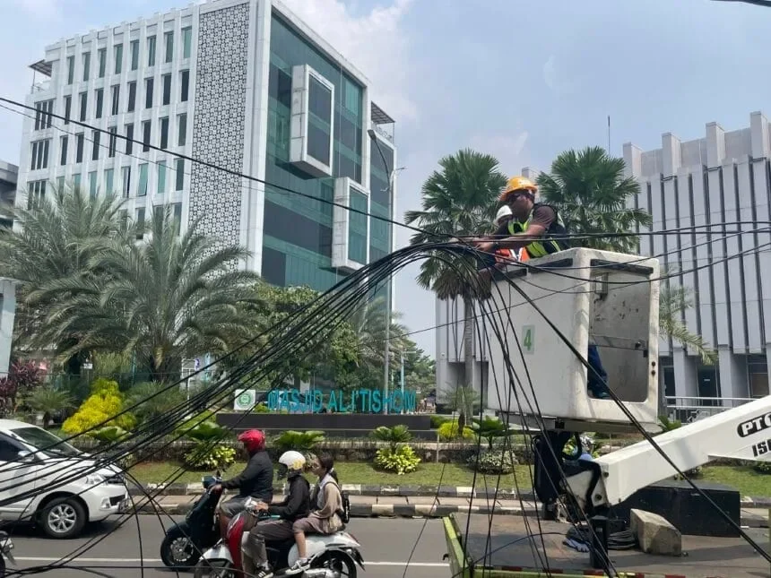 Tangsel Kota Modern, Tapi Kabelnya Bikin Pusing! Ada Apa di Balik Semrawutnya Jaringan di Jalanan?
