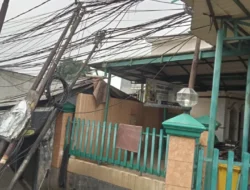 Tangsel Ngeri! Kabel Udara Berantakan Ancam Warga, Tiang Miring Dekat Masjid Bikin Jantungan!
