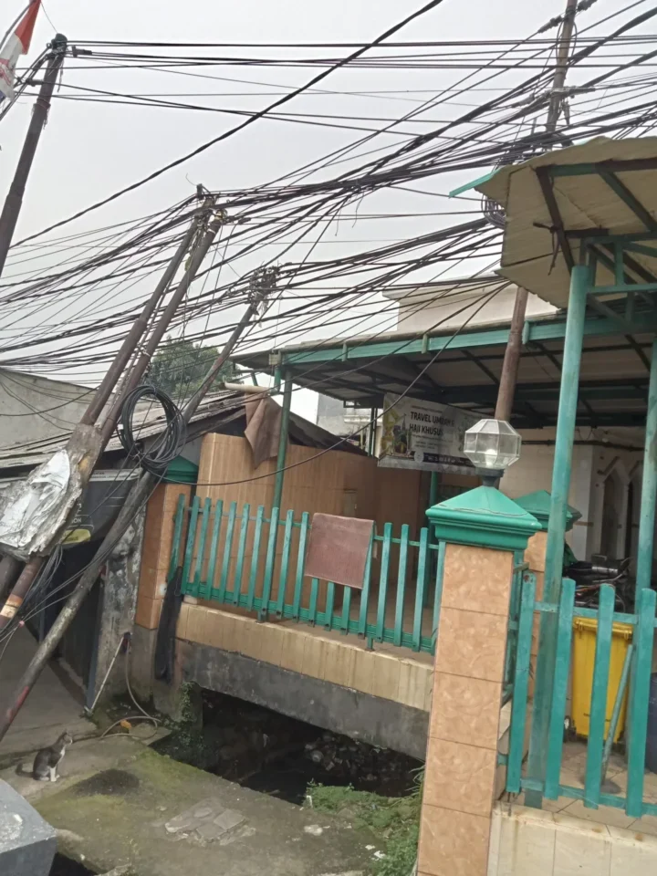 Tangsel Ngeri! Kabel Udara Berantakan Ancam Warga, Tiang Miring Dekat Masjid Bikin Jantungan!