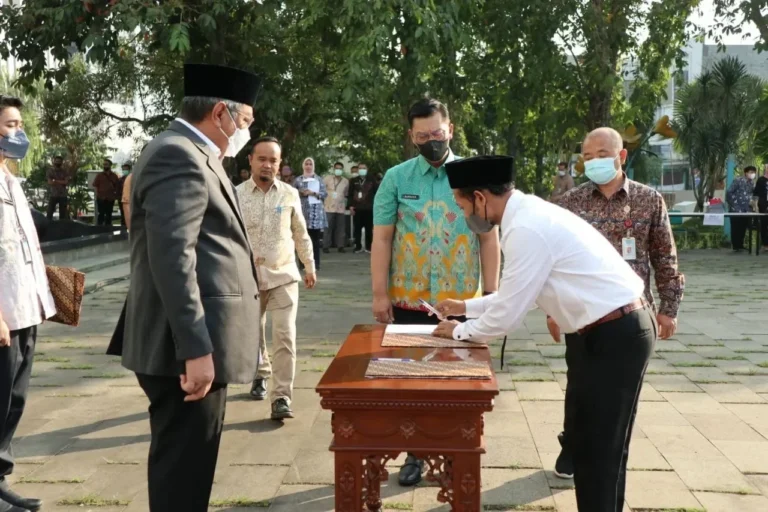 Pelantikan PPPK Tangsel: Wali Kota Benyamin Davnie dan Pilar Saga Ichsan menyaksikan penandatanganan dokumen.