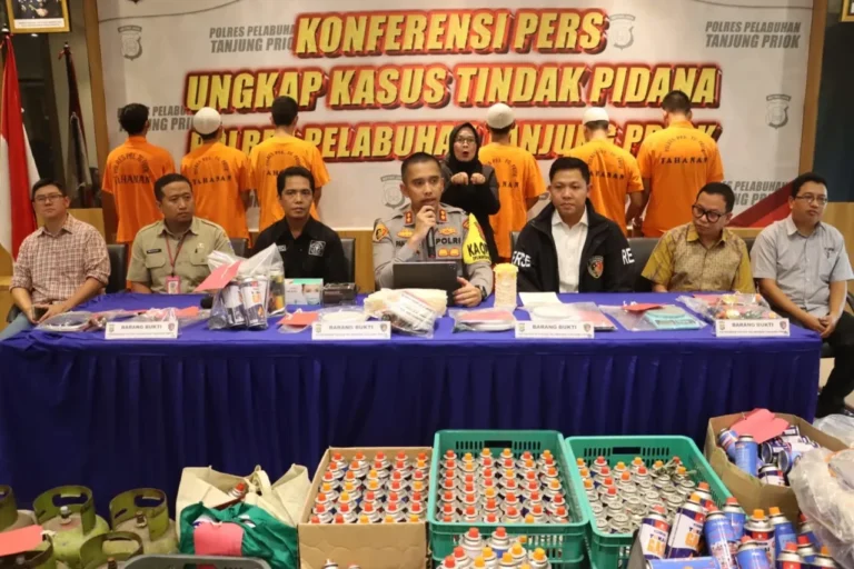 Konferensi pers pengungkapan kasus pengoplosan gas LPG 3 Kg di Polres Pelabuhan Tanjung Priok.