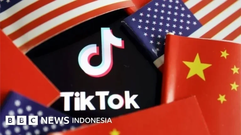 Logo TikTok dikelilingi bendera Amerika Serikat dan Tiongkok, menggambarkan persaingan geopolitik.