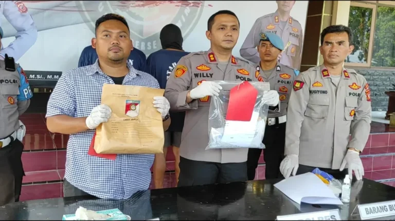 Polisi menunjukkan barang bukti kasus dugaan pelecehan seksual oleh oknum ustaz.