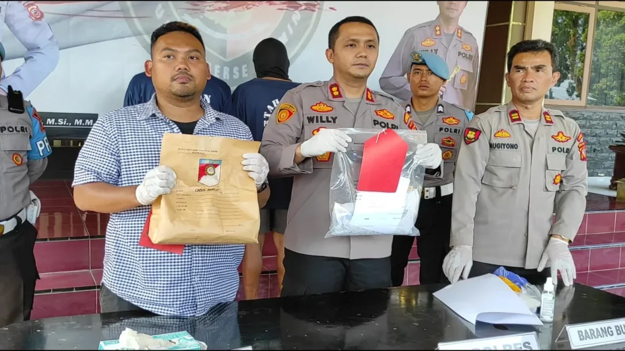 Terbongkar! Ustaz Ternama di Bekasi Diduga Cabuli Anak Angkat Sejak SMP, Reaksi Ibu Angkat Bikin Geram!