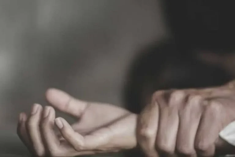 Ilustrasi tangan korban kejahatan, menggambarkan tragedi kematian Kepala Cabang Pembantu bank.