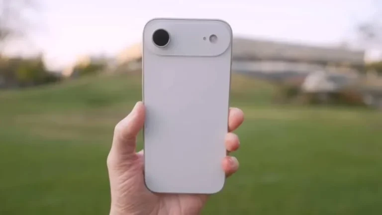 Tampilan belakang iPhone Air dengan bingkai titanium, dipegang oleh tangan.