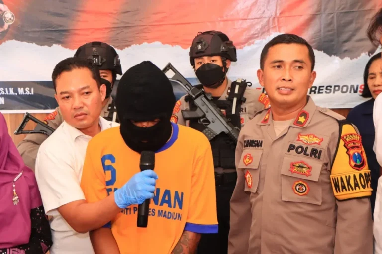 Pelaku pembunuhan Sumiati alias Okta dihadirkan dalam konferensi pers oleh Polres Tegal Kota.