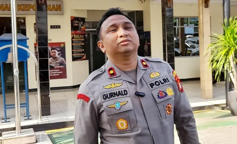 Polisi dengan seragam lengkap, kemungkinan terkait kasus pembunuhan di Ciracas.