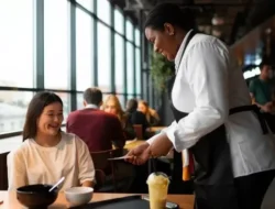 Tumpuk Tengah: Kebiasaan Sepele di Restoran yang Ternyata Bisa Bongkar Kepribadianmu!