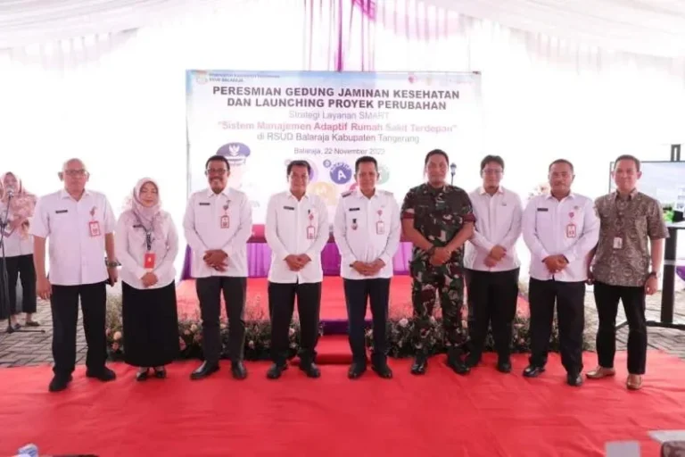 Jajaran RSUD Balaraja dan pejabat saat peresmian gedung jaminan kesehatan.