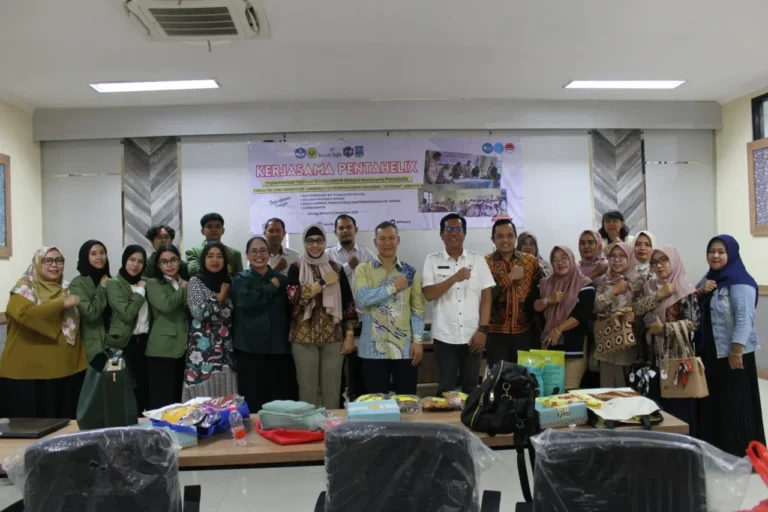 Foto bersama tim PKM UPNVJ dan UMKM Gelek Jadul, Depok, dalam acara kerjasama.