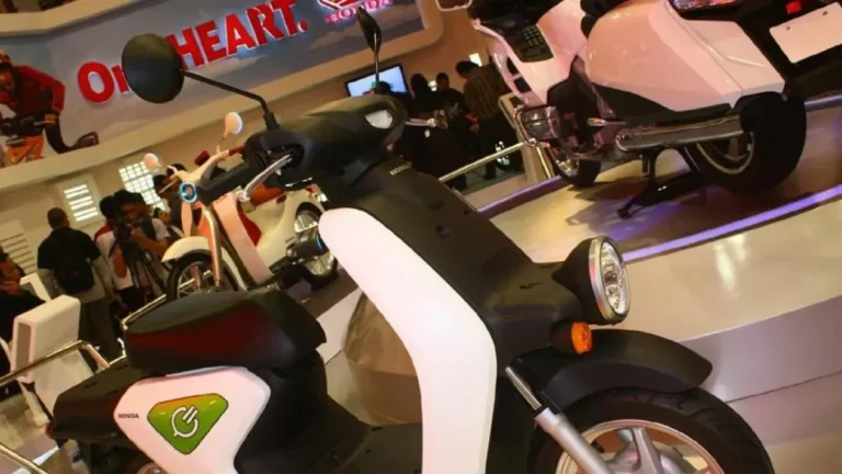 Skuter listrik dipamerkan, ilustrasi persaingan pasar kendaraan listrik di Indonesia.