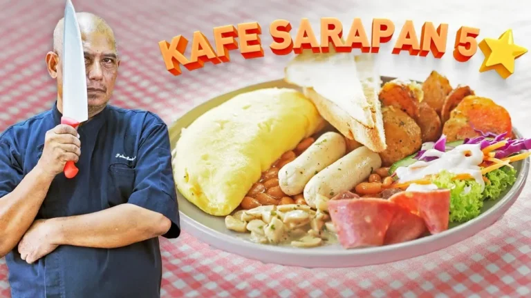 Pria memegang pisau di depan hidangan sarapan lengkap, teks "Kafe Sarapan 5".