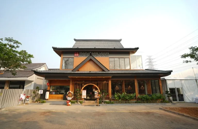 Restoran Jepang dengan arsitektur tradisional. Mungkin menawarkan wagyu halal.