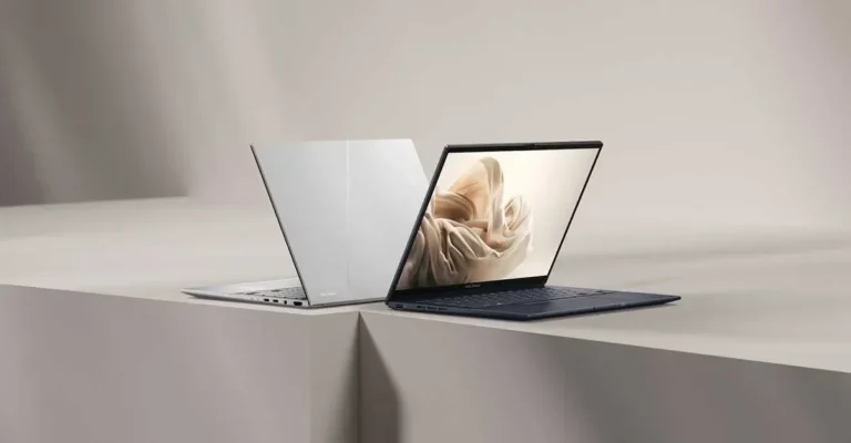 Dua laptop ASUS Zenbook S14 OLED: satu terbuka, satu tertutup.
