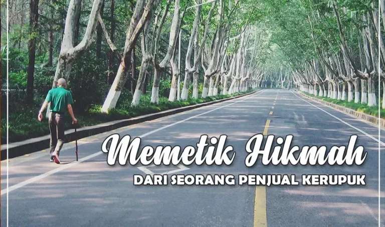 Donna, pemilik Warung Penyetan Cece, sedang melayani pelanggan dengan senyum.