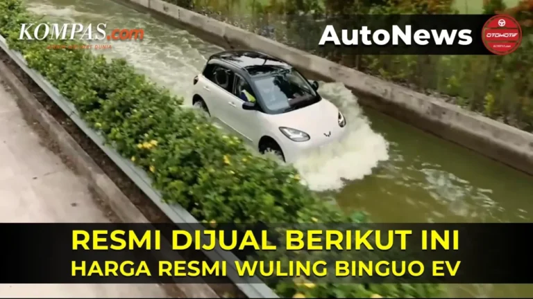 Wuling Binguo S warna putih melaju di dalam air, tampak depan.