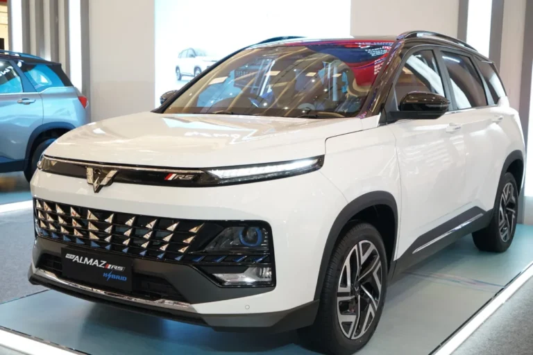 Wuling Almaz RS Hybrid warna putih, tampak depan dengan fokus pada desain gril.