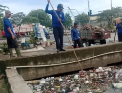 Respons Laporan Warga, Drainase Husein Sastranegara Dibersihkan