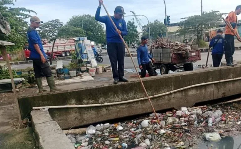 Respons Laporan Warga, Drainase Husein Sastranegara Dibersihkan