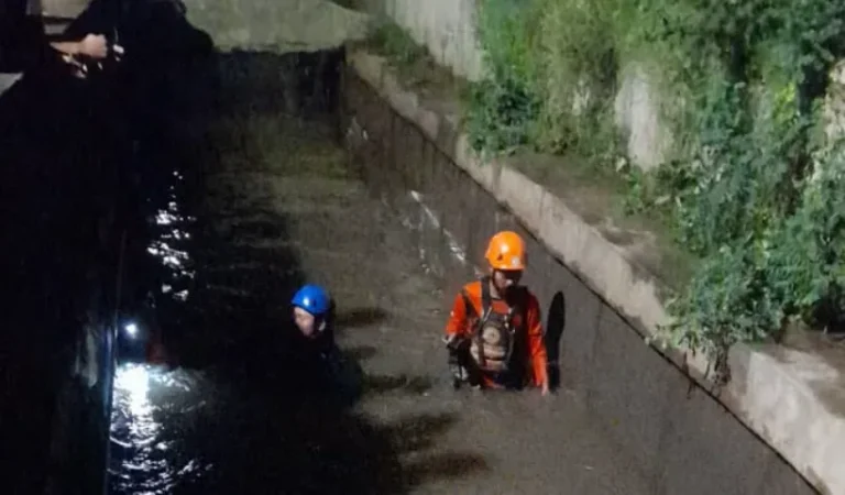 Tim SAR Gabungan Sedang Melakukan Pencarian Bocah Korban Terjatuh dan Hanyut di MA Pamulang