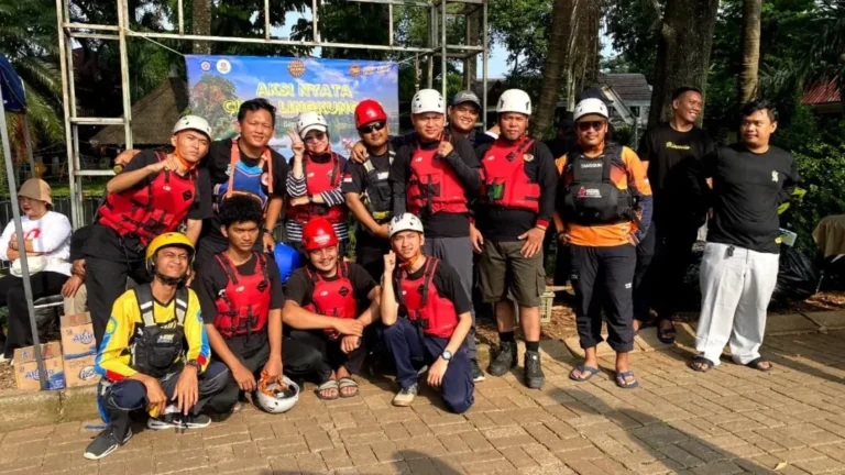 Relawan pemuda Tangsel berfoto sebelum kegiatan aksi nyata cinta lingkungan