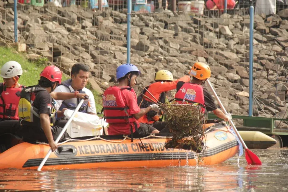 Pengangkutan sampah di situ Gintung menggunakan boat