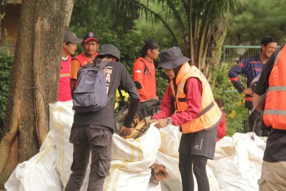 Sampah yang terkumpul di Aksi Nyata Cinta Lingkungan situ Gintung
