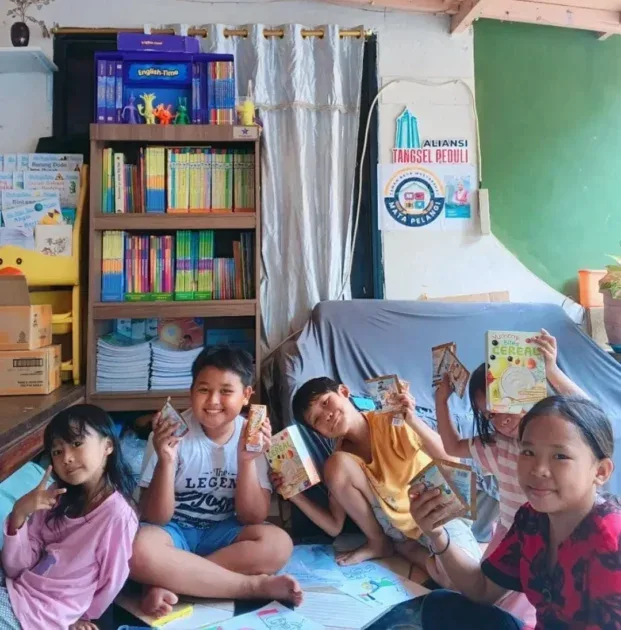Kegembiraan anak-anak mendapatkan makanan bergizi di hari pangan nasional